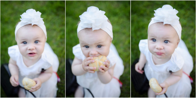 chrzest Wrocław fotografia chrzest Wrocłąw mała dziewczynka siedi na trwaie w parku